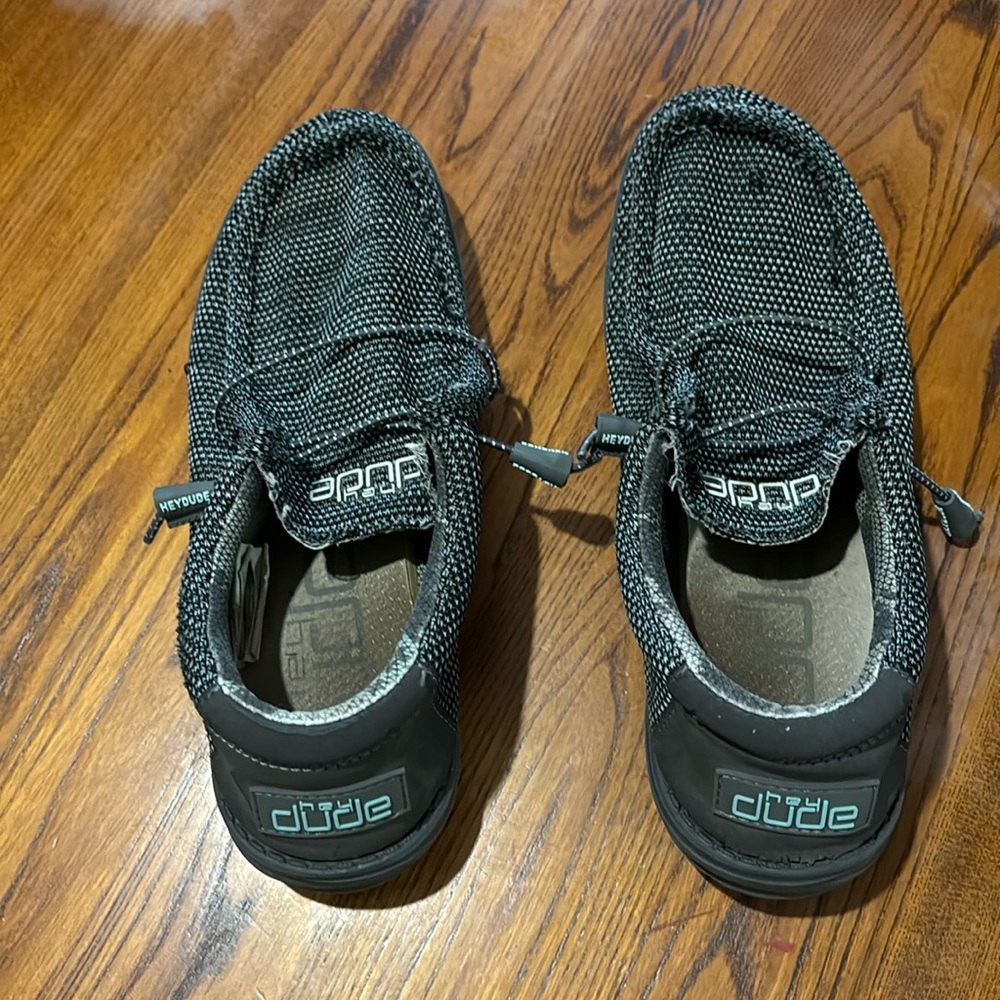 Men’s Hey Dudes size 9